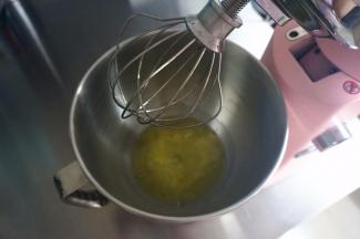 制作蛋白糊：将3个蛋白，1克盐，2克柠檬汁，放入厨师机。