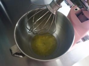 制作蛋白糊：将3个蛋白，1克盐，2克柠檬汁，放入厨师机。