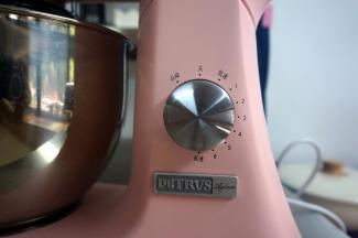 调至4档，开始打发蛋白，准备33克细砂糖打发蛋白。