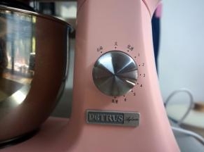 调至4档，开始打发蛋白，准备33克细砂糖打发蛋白。