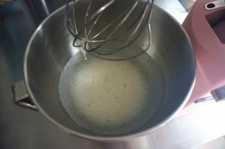 打至鱼眼泡的状态时，加入第一次细砂糖。