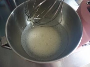 打至鱼眼泡的状态时，加入第一次细砂糖。