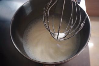 将档位旋至5档，高速打发蛋白，打至细泡时，加入第二次细砂糖。