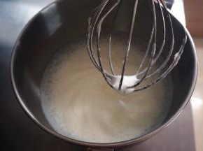 将档位旋至5档，高速打发蛋白，打至细泡时，加入第二次细砂糖。