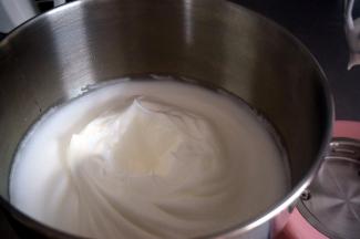 蛋白打发至出现纹路时加入第三次细砂糖，保持高速打发至小弯钩状态。我使用的是PE4800厨师机，整个蛋白的打发过程，先4档，后5档，一共打发了3分半钟。