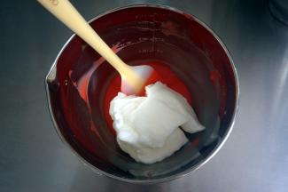 将三分之一的蛋白糊加入到红色蛋黄糊中，翻拌均匀。