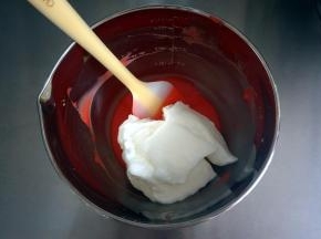 将三分之一的蛋白糊加入到红色蛋黄糊中，翻拌均匀。