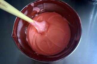 然后将其倒入剩余的三分之二的蛋白糊中，翻拌混合成蛋糕糊。