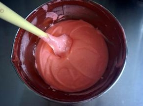 然后将其倒入剩余的三分之二的蛋白糊中，翻拌混合成蛋糕糊。