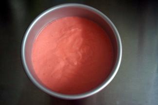 将蛋糕糊倒入6寸加高戚风模具中，震荡出大气泡，放入预热好的烤箱中下层，上下火150度，烘烤50分钟。出炉后轻率一下，然后倒扣晾凉。