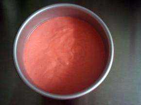 将蛋糕糊倒入6寸加高戚风模具中，震荡出大气泡，放入预热好的烤箱中下层，上下火150度，烘烤50分钟。出炉后轻率一下，然后倒扣晾凉。