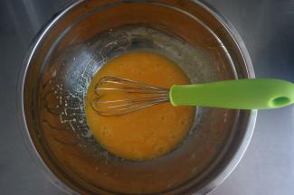 待红色戚风蛋糕完全冷却后脱模，再开始制作绿色西瓜皮蛋糕片。首先将3个蛋黄，40克牛奶，20克玉米油，搅拌均匀。