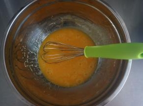 待红色戚风蛋糕完全冷却后脱模，再开始制作绿色西瓜皮蛋糕片。首先将3个蛋黄，40克牛奶，20克玉米油，搅拌均匀。