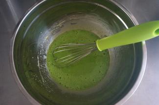 滴入几滴绿色素，拌均匀。