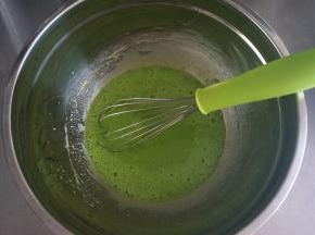 滴入几滴绿色素，拌均匀。