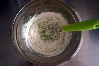 筛入40克低筋粉，拌至无干粉状态，放置一旁备用。上下火175度开始预热烤箱。