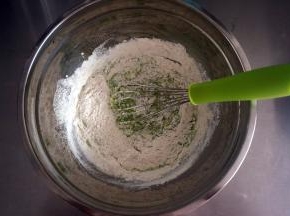 筛入40克低筋粉，拌至无干粉状态，放置一旁备用。上下火175度开始预热烤箱。