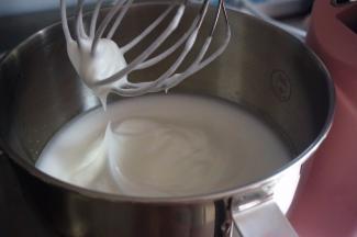 将3个蛋白放入厨师机不锈钢盆中，分三次加入共35克细砂糖，高速5档打发至大湾勾状态。时间3分钟左右，很短，请勿走开，以免蛋白打发过度。