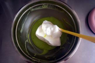 将三分之一的蛋白糊和绿色蛋黄糊翻拌混合。
