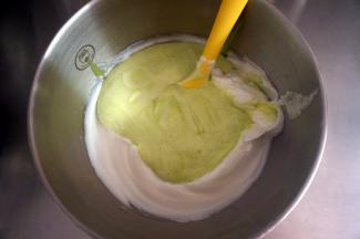 然后将混合物倒入剩下的三分之二的蛋白糊中，拌均匀。