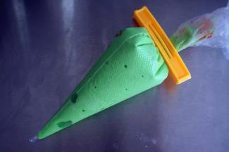 勺出一大勺蛋糕糊，再加入几滴绿色素，拌成更深色的面糊，装入裱花袋。