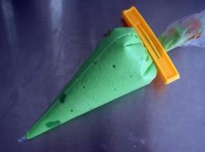 勺出一大勺蛋糕糊，再加入几滴绿色素，拌成更深色的面糊，装入裱花袋。