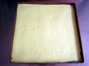 取出烤盘，将浅绿色的面糊全部倒入，用刮刀刮平表面，放入烤箱中层，175度，烘烤20分钟。