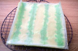 烤好后立即取出，撕掉油纸，晾凉。