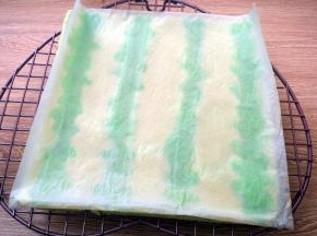 烤好后立即取出，撕掉油纸，晾凉。