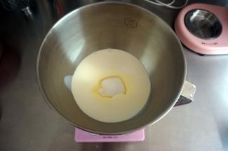 淡奶油加入细砂糖，用厨师机高速5档打发。