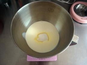 淡奶油加入细砂糖，用厨师机高速5档打发。