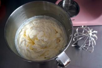 打至硬性发泡（坚挺的小直尖状态）。高速打发时间比较短，仅数分钟，别走开哦，以免打发过度，油水分离。