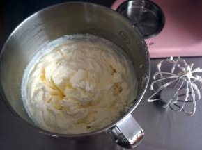 打至硬性发泡（坚挺的小直尖状态）。高速打发时间比较短，仅数分钟，别走开哦，以免打发过度，油水分离。