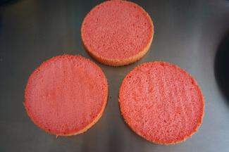 将戚风蛋糕体等分成3片。