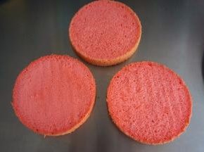 将戚风蛋糕体等分成3片。