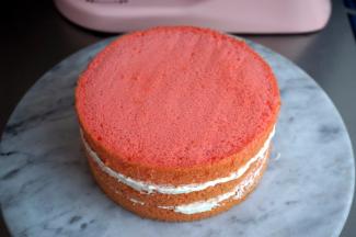 三片蛋糕片之间抹上奶油，一层一层叠上去，最表层不用抹奶油，保持原色。