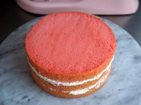 三片蛋糕片之间抹上奶油，一层一层叠上去，最表层不用抹奶油，保持原色。