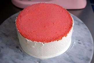 码好后，在最外侧再抹上一层奶油。