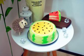 将戚风蛋糕体食材中的红色素换成柠檬黄，其余配方以及做法不变，可以制作出黄肉西瓜蛋糕。