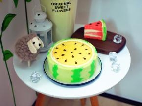 将戚风蛋糕体食材中的红色素换成柠檬黄，其余配方以及做法不变，可以制作出黄肉西瓜蛋糕。