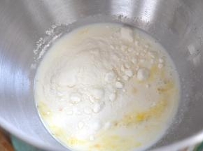 缸内倒入蛋液、牛奶、糖、盐、奶粉。