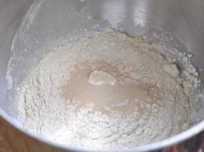 倒入高粉、餐包粉和干酵母。