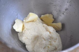 启动厨师机1档，和成面团，加入黄油，继续揉5分钟。