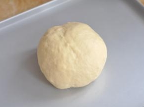 将面团取出，滚圆后盖上湿布，静置10分钟。