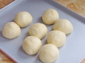 分割成均匀的8份，滚圆后盖上湿布，静置10分钟。