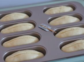 用刀片将面包顶部割个口子。