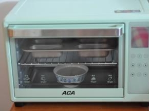 将烤盘放入烤箱中，同时放一碗热开水，发酵40分钟。