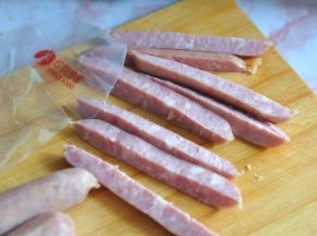 将一根香肠切成四条。
