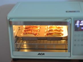 放入烤箱中层，上火175度，下火160烘烤18分钟。