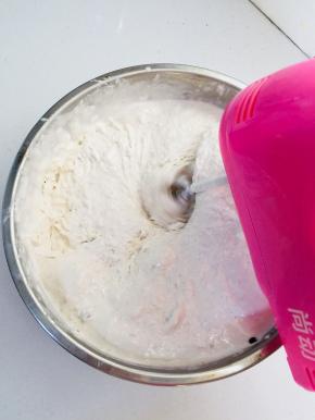 时间到了，冰淇淋表面会有一层结冰，用打蛋器再搅打2分钟，放进冰箱冷冻，间隔一个小时后取出来，再继续用电动打蛋器搅打至膨胀，奶油打发状态。再放进冰箱继续冷冻6个小时以上，等到冰淇淋冻硬即可享用啦。（想要做出来的冰淇淋香浓幼滑绵软，没有冰渣，中途可以多搅打几次，我一共搅打了4次呢！）